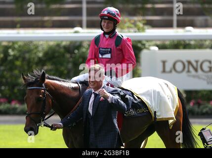 Oxted wird von Jockey Cieren geritten Fallon feiert den Sieg der King's Stand Stakes am ersten Tag von Royal Ascot auf der Ascot Racecourse. Bilddatum: Dienstag, 15. Juni 2021. Stockfoto