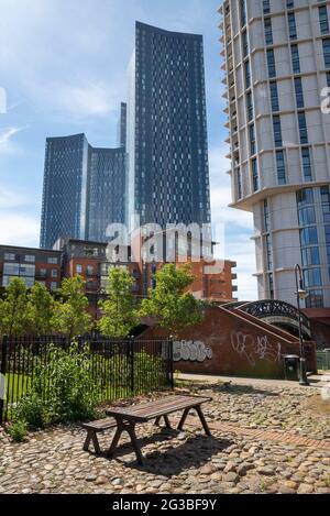 Deansgate-Türme vom Castlefield Basin, Manchester, England aus gesehen. Stockfoto