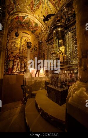 Skulptur der Jungfrau von Montserrat in der Nische der Abtei von Montserrat (Bages, Barcelona, Katalonien, Spanien) ESP: Escultura de la Moreneta Stockfoto