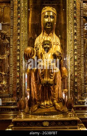 Skulptur der Jungfrau von Montserrat in der Nische der Abtei von Montserrat (Bages, Barcelona, Katalonien, Spanien) ESP: Escultura de la Moreneta Stockfoto