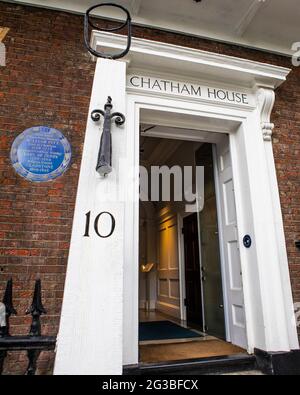 London, Großbritannien - 13. Mai 2021: Eine Gedenktafel am Chatham House auf dem St. James’s Square in London, die den Ort markiert, an dem drei ehemalige Premierminister li haben Stockfoto