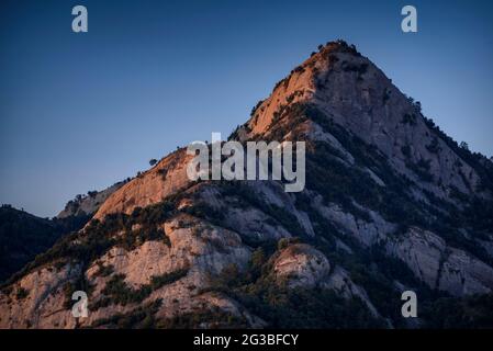 Serrat del Migdia bei Sonnenaufgang, von Vilada aus gesehen (Berguedà, Katalonien, Spanien, Pyrenäen) ESP: Serrat del Migdia al amanecer, visto desde Vilada (España) Stockfoto