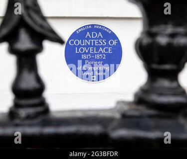 London, Großbritannien - 13. Mai 2021: Eine blaue Tafel auf dem St. James’s Square in London, die den Ort markiert, an dem Ada Gräfin von Lovelace einst lebte - eine Pionierin Stockfoto