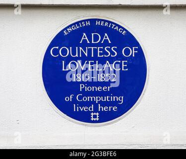 London, Großbritannien - 13. Mai 2021: Eine blaue Tafel auf dem St. James’s Square in London, die den Ort markiert, an dem Ada Gräfin von Lovelace einst lebte - eine Pionierin Stockfoto