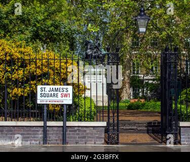 London, Großbritannien - 13. Mai 2021: Blick auf den historischen St. James’s Square in London, Großbritannien. In der Mitte des Platzes befindet sich eine Statue von König Wilhelm III. Stockfoto