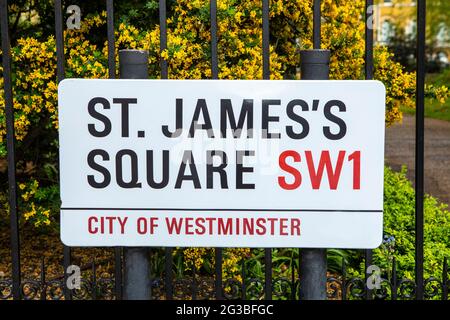Straßenschild für den historischen St. James’s Square in London, Großbritannien. Stockfoto