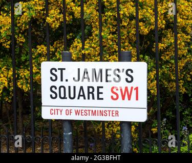 London, Großbritannien - 13. Mai 2021: Straßenschild für den historischen St. James’s Square in London, Großbritannien. Stockfoto