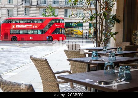 London, Großbritannien - 13. Mai 2021: Leere Tische vor einem Restaurant im Zentrum von London, Großbritannien, während der Covid-19-Pandemie. Stockfoto