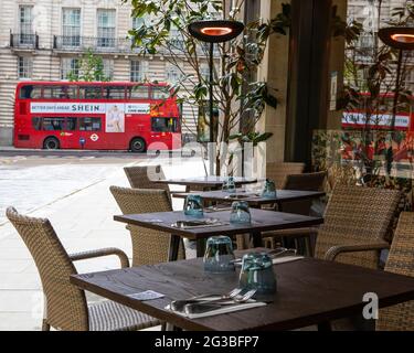 London, Großbritannien - 13. Mai 2021: Leere Tische vor einem Restaurant im Zentrum von London, Großbritannien, während der Covid-19-Pandemie. Stockfoto
