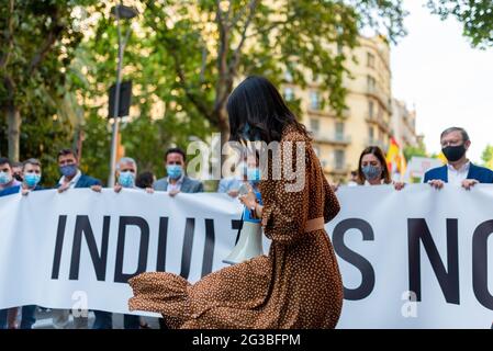 Esp. Juni 2021. Ciudadanos, die politische Parteiführerin Inés Arrimadas, demonstriert gegen die Begnadigung, die die spanische Regierung den katalanischen Unabhängigkeitsführern am 11. Juni 2021 in Barcelona, Spanien, gewährt hat. Einige hundert Demonstranten versammelten sich vor der Regierungsdelegation in Katalonien, um gegen die Maßnahme zu protestieren, die unabhängige Führer wie Oriol Junqueras aus dem Gefängnis entlassen würde, wo sie nach dem Referendum vom 1. Oktober 2017 ihre Strafen verbüßen. (Foto von Davide Bonaldo/Sipa USA) Quelle: SIPA USA/Alamy Live News Stockfoto