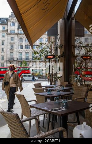 London, Großbritannien - 13. Mai 2021: Leere Tische vor einem Restaurant im Zentrum von London, Großbritannien, während der Covid-19-Pandemie. Stockfoto