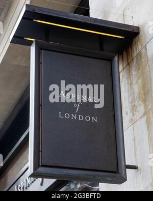 London, Großbritannien - 13. Mai 2021: Das Logo über dem Eingang zu einem Geschäft von Aspinal of London im Zentrum von London, Großbritannien. Stockfoto