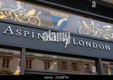 London, Großbritannien - 13. Mai 2021: Das Logo über dem Eingang zu einem Geschäft von Aspinal of London im Zentrum von London, Großbritannien. Stockfoto