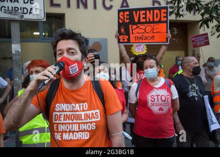 Madrid, Spanien. Juni 2021. Dutzende von Personen, die von der Mietergewerkschaft einberufen wurden, protestierten vor dem Hauptquartier der PSOE, um am 14. Juni 2021 in Madrid, Spanien, die Regulierung der Mietpreise zu fordern. (Foto von Fer Capdepon Arroyo/Pacific Press/Sipa USA) Quelle: SIPA USA/Alamy Live News Stockfoto