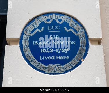 London, Großbritannien - 13. Mai 2021: Eine blaue Gedenktafel an der Jermyn Street in London, Großbritannien, wo einst der berühmte Wissenschaftler Sir Isaac Newton lebte. Stockfoto