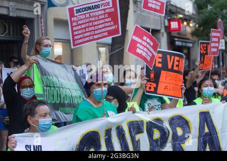 Madrid, Spanien. Juni 2021. Dutzende von Personen, die von der Mietergewerkschaft einberufen wurden, protestierten vor dem Hauptquartier der PSOE, um am 14. Juni 2021 in Madrid, Spanien, die Regulierung der Mietpreise zu fordern. (Foto von Fer Capdepon Arroyo/Pacific Press/Sipa USA) Quelle: SIPA USA/Alamy Live News Stockfoto