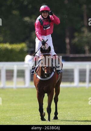 Oxted wird von Jockey Cieren geritten Fallon feiert den Sieg der King's Stand Stakes am ersten Tag von Royal Ascot auf der Ascot Racecourse. Bilddatum: Dienstag, 15. Juni 2021. Stockfoto