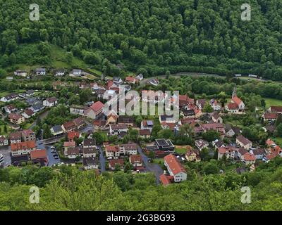 Schöne Luftaufnahme des kleinen ländlichen Dorfes Honau, in einem Tal zwischen Wäldern an den Ausläufern der Schwäbischen Alb, im späten Frühjahr gelegen. Stockfoto