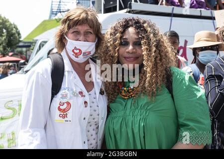 Paris, Frankreich. Juni 2021. Nathalie Marchand von der CGT Assistance Publique und Rose-May Rousseau, Generalsekretärin der USAP-CGT, während der Demonstration des öffentlichen Dienstes zum Thema Kaufkraft. Beamte versammeln sich diesen Dienstag in Paris, um eine allgemeine Erhöhung ihrer Gehälter um 300 Euro zu fordern. Auf dem Aufruf von vier Gewerkschaften (CGT, FSU, Solidariires und FA-FP) fand am 15. Juni eine Mobilisierung vor dem Wirtschafts- und Finanzministerium in Bercy, Paris, Frankreich, statt. 2021. Foto von Pierrick Villette/Avenir Pictures/ABACAPRESS.COM Quelle: Abaca Press/Alamy Live News Stockfoto