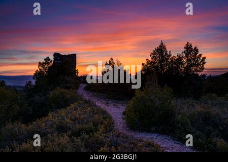 Sonnenuntergang von den Burgruinen von Castellferran, in der Nähe des Montserrat-Berges (Barcelona, Katalonien, Spanien) ESP: Atardecer desde las ruinas de Castellferran Stockfoto