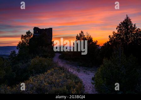 Sonnenuntergang von den Burgruinen von Castellferran, in der Nähe des Montserrat-Berges (Barcelona, Katalonien, Spanien) ESP: Atardecer desde las ruinas de Castellferran Stockfoto