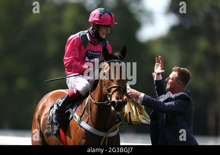 Oxted wird von Jockey Cieren geritten Fallon feiert den Sieg der King's Stand Stakes am ersten Tag von Royal Ascot auf der Ascot Racecourse. Bilddatum: Dienstag, 15. Juni 2021. Stockfoto