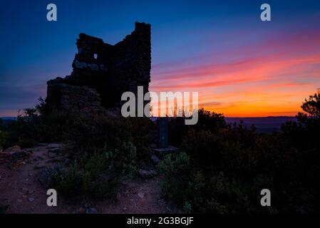 Sonnenuntergang von den Burgruinen von Castellferran, in der Nähe des Montserrat-Berges (Barcelona, Katalonien, Spanien) ESP: Atardecer desde las ruinas de Castellferran Stockfoto