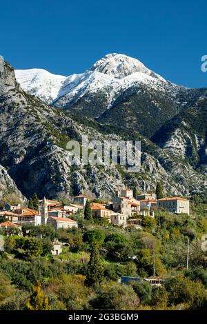 Chora Dorf in der Nähe von Exohori auf der Halbinsel Mani in Griechenland mit den schneebedeckten Taygetos Bergen dahinter Stockfoto