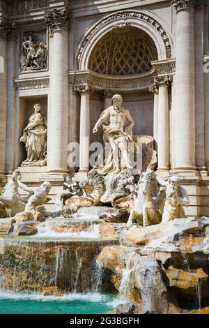 Rom, Italien. Der barocke Trevi-Brunnen aus dem 18. Jahrhundert wurde von Nicola Salvi entworfen. Die zentrale Figur stellt den Ozean dar und wurde von Pietro Br Stockfoto