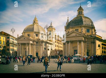 Rom, Italien. Piazza del Popolo mit den Zwillingskirchen Santa Maria di Montesanto auf der linken Seite und Santa Maria dei Miracoli auf der rechten Seite. Das historische c Stockfoto