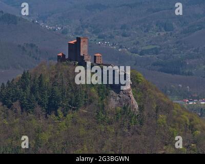 Blick auf das historisch rekonstruierte Schloss Trifels (Bau ca. 12. Jahrhundert) auf einem felsigen Sandsteinhügel im Pfälzerwald bei Annweiler gelegen. Stockfoto