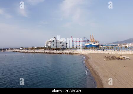 Malaga, Spanien. Juni 2021. Blick auf das Mein Schiff 2 im Hafen von Malaga.Mein Schiff 2 ist die erste internationale Kreuzfahrt, die seit Beginn der Covid19-Pandemie auf der Iberischen Halbinsel angedockt ist. Spanien hob am 30. Mai das Verbot für internationale Kreuzschiffe auf, in spanischen Häfen anzudocken. Kredit: SOPA Images Limited/Alamy Live Nachrichten Stockfoto