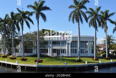 Außenansicht des La Maison Blanc oder des berühmten Hotels des Weißen Hauses auf den Kanälen von Fort Lauderdale Stockfoto