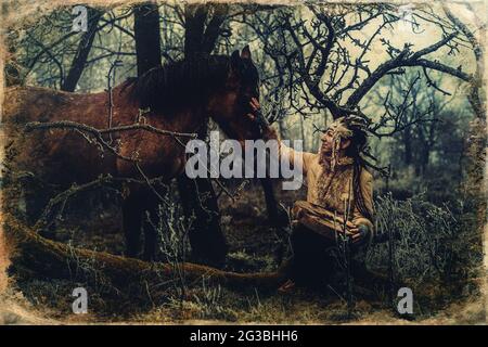 Schamane in der Winterlandschaft mit ihrem Pferd. Stockfoto