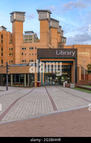 Lanchester Library im Frederick Lanchester Gebäude der Coventry University. Erbaut vom Architekten Professor Alan Short of Short and Associates. Stockfoto