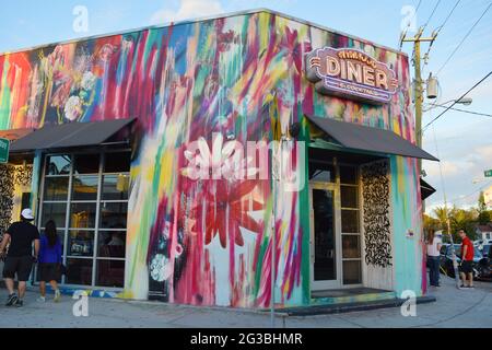 Kunstvoller Außenbereich des Wynwood Diner and Cocktail in Miami, Florida Stockfoto