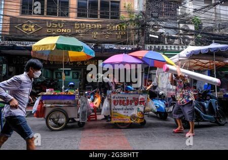 Arbeiter und Straßenhändler gehen in Chinatown, Bangkok, Thailand, ihre täglichen Geschäfte durch Stockfoto