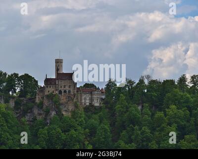 Atemberaubende Aussicht auf das beliebte Schloss Lichtenstein (erbaut 1842, gotischer Revival-Stil) auf einem Felsen am Rande der Schwäbischen Alb, Deutschland. Stockfoto