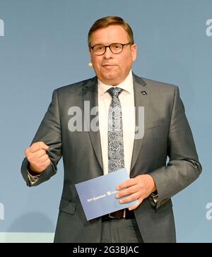 Ehningen, Deutschland. Juni 2021. Gregor Pillen, CEO von IBM Deutschland, im Bild bei der Präsentation des ersten kommerziell genutzten Quantencomputers in Europa. Quelle: Bernd Weißbrod/dpa/Alamy Live News Stockfoto