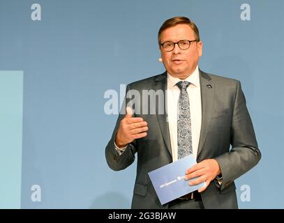 Ehningen, Deutschland. Juni 2021. Gregor Pillen, CEO von IBM Deutschland, im Bild bei der Präsentation des ersten kommerziell genutzten Quantencomputers in Europa. Quelle: Bernd Weißbrod/dpa/Alamy Live News Stockfoto