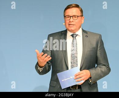 Ehningen, Deutschland. Juni 2021. Gregor Pillen, CEO von IBM Deutschland, im Bild bei der Präsentation des ersten kommerziell genutzten Quantencomputers in Europa. Quelle: Bernd Weißbrod/dpa/Alamy Live News Stockfoto