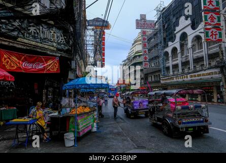 Die Menschen gehen in Chinatown, Bangkok, Thailand, ihren täglichen Geschäften nach Stockfoto