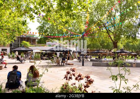 LONDON CHELSEA DUKE OF YORK SQUARE KINGS ROAD FRÜHSOMMER RESTAURANTS MENSCHEN UND LANTANA ELEFANTEN Stockfoto