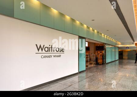 LONDON ENGLAND CANARY WHARF EINGANG ZUM WAITROSE SUPERMARKT Stockfoto