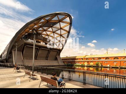 LONDON ENGLAND CANARY WHARF PERGOLA AUF DER WHARF UND ALTE BILLINGSGATE FISCHMARKT GEBÄUDE Stockfoto