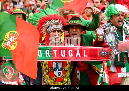 15. Juni 2021, Ungarn, Budapest: Fußball: Europameisterschaft, Ungarn - Portugal, Vorrunde, Gruppe F, Matchday 1 in der Puskás Arena. Portugiesische Fans feiern vor dem Spiel im Stadion. Wichtig: Nur für redaktionelle Nachrichtenberichte. Ohne vorherige schriftliche Genehmigung der UEFA nicht für kommerzielle oder Marketingzwecke verwendet. Bilder müssen als Standbilder erscheinen und dürfen keine Matchaction-Videoaufnahmen emulieren. Fotos, die in Online-Publikationen veröffentlicht werden (ob über das Internet oder anderweitig), müssen zwischen der Veröffentlichung mindestens 20 Sekunden lang liegen. Foto: Robert Michael/ Stockfoto