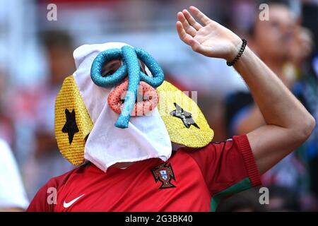 15. Juni 2021, Ungarn, Budapest: Fußball: Europameisterschaft, Ungarn - Portugal, Vorrunde, Gruppe F, Matchday 1 in der Puskás Arena. Portugiesische Fans feiern vor dem Spiel im Stadion. Wichtig: Nur für redaktionelle Nachrichtenberichte. Ohne vorherige schriftliche Genehmigung der UEFA nicht für kommerzielle oder Marketingzwecke verwendet. Bilder müssen als Standbilder erscheinen und dürfen keine Matchaction-Videoaufnahmen emulieren. Fotos, die in Online-Publikationen veröffentlicht werden (ob über das Internet oder anderweitig), müssen zwischen der Veröffentlichung mindestens 20 Sekunden lang liegen. Foto: Robert Michael/ Stockfoto