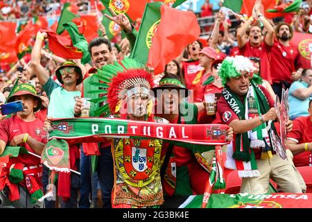 15. Juni 2021, Ungarn, Budapest: Fußball: Europameisterschaft, Ungarn - Portugal, Vorrunde, Gruppe F, Matchday 1 in der Puskás Arena. Portugiesische Fans feiern vor dem Spiel im Stadion. Wichtig: Nur für redaktionelle Nachrichtenberichte. Ohne vorherige schriftliche Genehmigung der UEFA nicht für kommerzielle oder Marketingzwecke verwendet. Bilder müssen als Standbilder erscheinen und dürfen keine Matchaction-Videoaufnahmen emulieren. Fotos, die in Online-Publikationen veröffentlicht werden (ob über das Internet oder anderweitig), müssen zwischen der Veröffentlichung mindestens 20 Sekunden lang liegen. Foto: Robert Michael/ Stockfoto