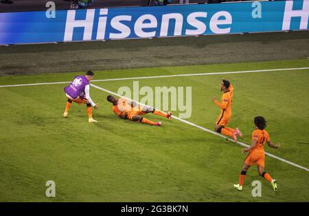 Torjubel: Denzel Dumfries (Niederlande), Owen Wijndal (Niederlande), Nathan Ake (Niederlande) Niederlande - Ukraine Amsterdam, 13.06.2021, Fussball, Stockfoto