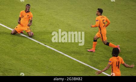 Torjubel: Denzel Dumfries (Niederlande), Owen Wijndal (Niederlande), Nathan Ake (Niederlande) Niederlande - Ukraine Amsterdam, 13.06.2021, Fussball, Stockfoto